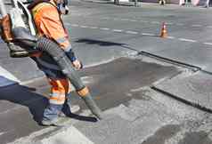 部分修复沥青路工人清洗坏部分路工业真空更清洁的
