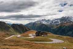 高高山弯曲的路奥地利阿尔卑斯山脉秋天风景毛