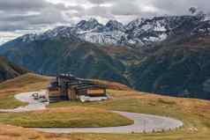 高高山弯曲的路奥地利阿尔卑斯山脉秋天风景毛