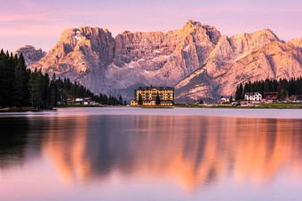 发光的白云石山脉山山峰日出湖Misurina