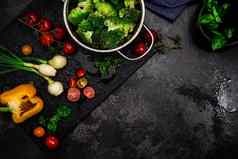 厨房计数器新鲜的蔬菜健康的食物背景