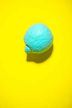 摘要蓝色的柠檬水果充满活力的黄色的背景现代