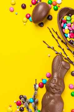 复活节背景巧克力兔子鸡蛋色彩斑斓的糖果