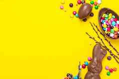 复活节背景巧克力兔子鸡蛋色彩斑斓的糖果