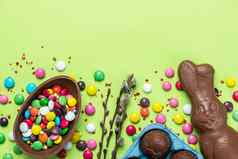 复活节背景节日巧克力蛋兔子色彩斑斓的