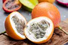 granadillagrenadia西番莲之果实减少一半异国情调的水果