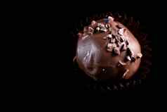 单手工制作的巧克力果仁糖关闭视图黑暗后台