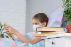 女孩流感阅读书书床头柜上前面聚焦书