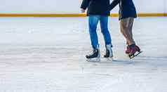 男孩女孩滑冰溜冰场