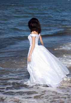 年轻的女孩白色衣服海滨