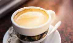卡布奇诺咖啡拿铁牛奶咖啡白色杯飞碟三月