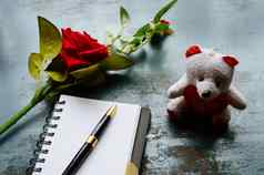 空白页面笔记本笔美丽的红色的玫瑰乡村金属地板上背景泰迪爱信写作建议提出等待概念情人节一天假期前视图