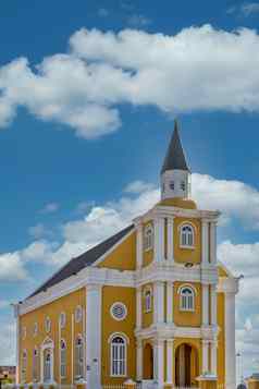 黄色的白色教堂库拉索岛