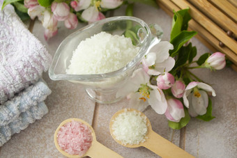 白色浴盐樱花粉红色的白色盐木勺子水疗中心概念