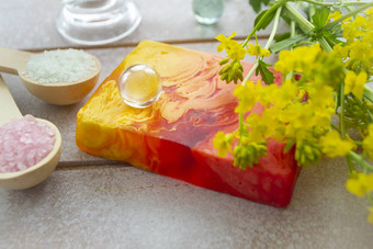 一块有机手工制作的身体肥皂红色的黄色的明亮的纪念品肥皂黄色的花