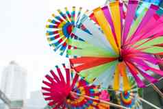 关闭彩虹纸风车玩具色彩斑斓的涡轮机玩具