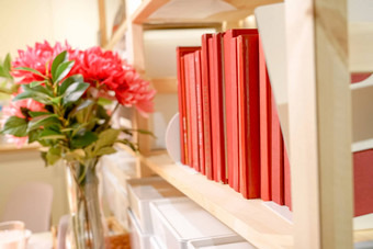 书架子上红色的书架子上教育概念