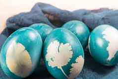 有机蓝色的复活节鸡蛋站木表格复活节