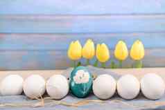 快乐复活节有机蓝色的复活节蛋中间白色颜色