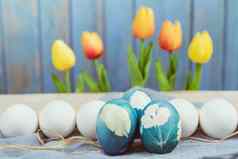 快乐复活节有机蓝色的复活节蛋中间白色与