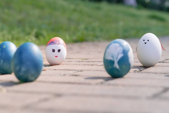 快乐复活节可爱的男孩有机复活节鸡蛋绘画脸蛋