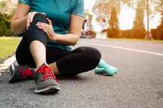 健身女人跑步者感觉疼痛膝盖户外锻炼活动