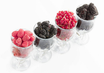 树莓<strong>大黑</strong>色的黑莓红色的醋栗位于清晰的玻璃光背景