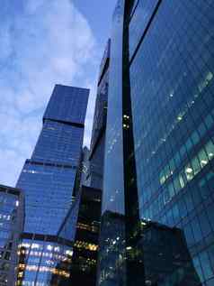 莫斯科城市业务中心深蓝色的玻璃灯反射钢结构