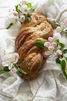 新鲜的烤甜蜜的编织酵母好柳条俄罗斯面包春天花