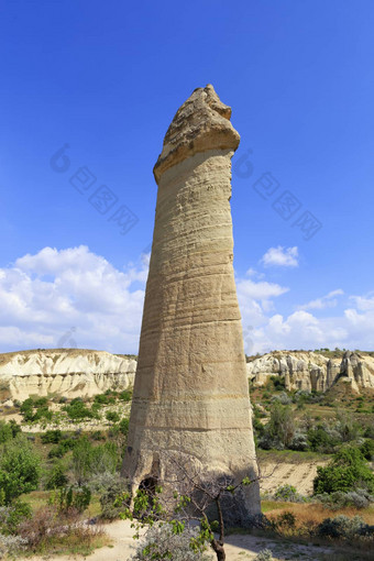 强大的纪念碑古老的岩石翱翔锥形前谷卡帕多西亚蓝色的天空