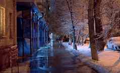 城市街冬天雪晚上