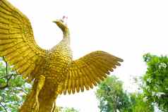 数字孔雀黄金雕像长翅膀的