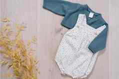 婴儿衣服概念白色蓝色的西装男孩木背景