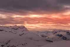 冬天日落法国阿尔卑斯山脉