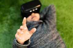 女人穿虚拟现实眼镜智能手机