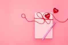 情人节一天概念爱每天红色的心粉红色的后台