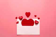 情人节一天概念红色的心白色信封粉红色的后台支持