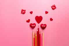 情人节一天概念红色的心颜色铅笔粉红色的引入