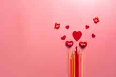 情人节一天概念红色的心颜色铅笔粉红色的引入