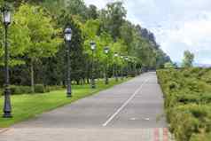 直沥青路自行车路径公园美丽的垂直古董灯