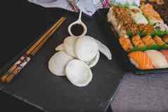 生新鲜的大马哈鱼寿司卷牧日本食物