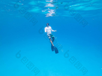水下视图男人。免费的潜水蓝色的海洋
