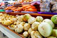 芹菜萝卜胡萝卜洋葱根蔬菜出售市场货架上