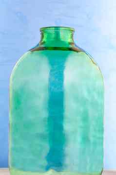 升玻璃Jar使厚绿色玻璃蓝色的背景