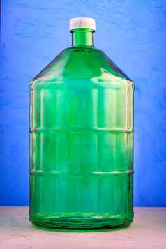 升玻璃Jar使厚绿色玻璃图像蓝色的背景
