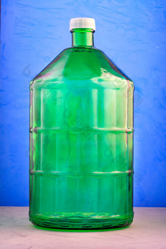 升玻璃Jar使厚绿色玻璃图像蓝色的背景