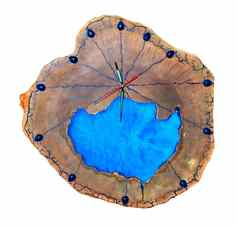 美丽的原始木墙时钟使树根蓝色的环氧树脂孤立的白色背景