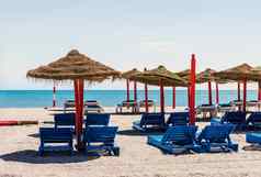 孤独的柳条太阳伞吊床空海滩Fuerteventura色彩斑斓的绿松石海水阳光明媚的一天庆fuste金丝雀岛屿享受夏天假期概念