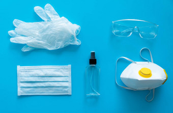 医疗保护面具呼吸器断续器橡胶手套防腐剂保护眼镜谎言蓝色的背景反病毒保护工具包科维德冠状病毒流感大流行