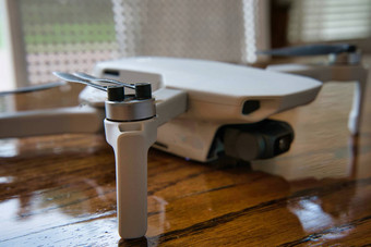 白色无人机坐着木表格关闭产品拍摄在室内